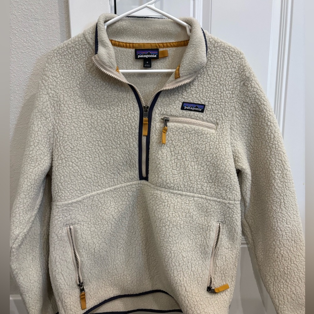 Women’s Patagonia tan/neutral zip up sherpa pull over size medium